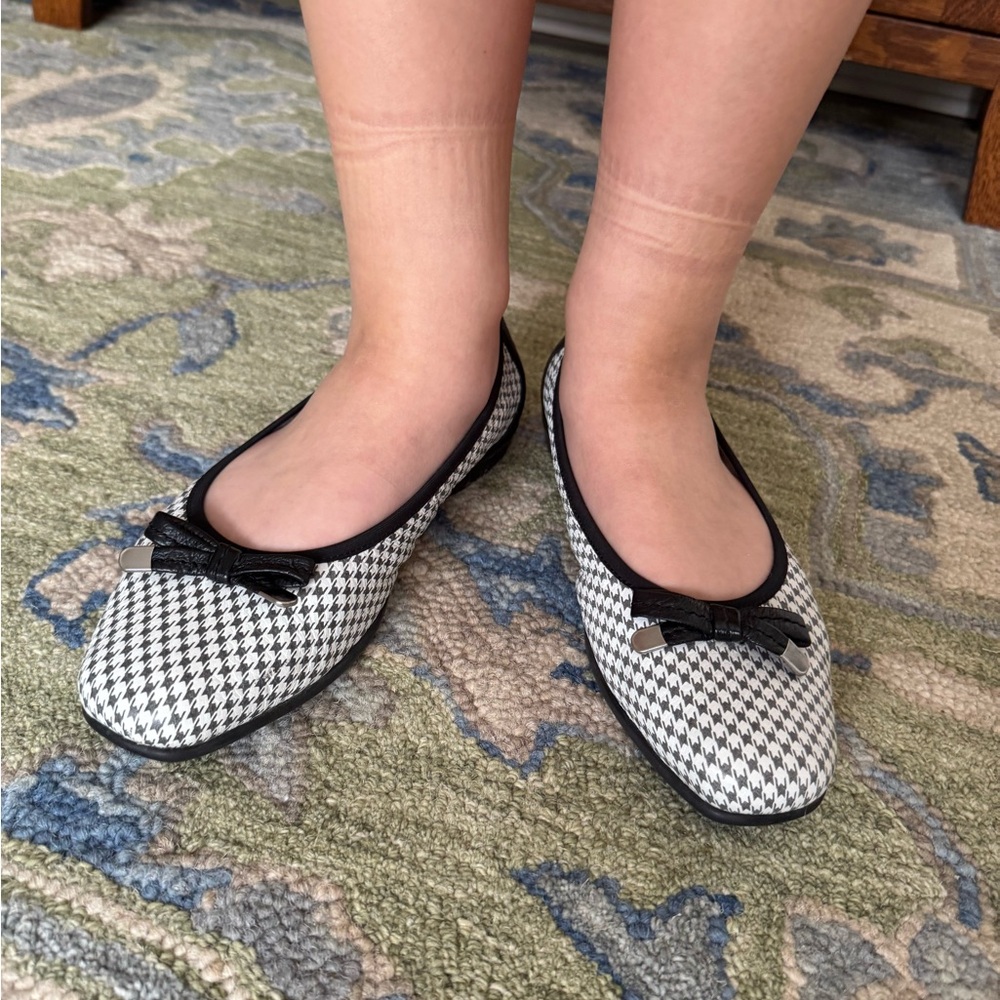 Elegant Houndstooth Women's Flats, size 9 US(39 Eur)